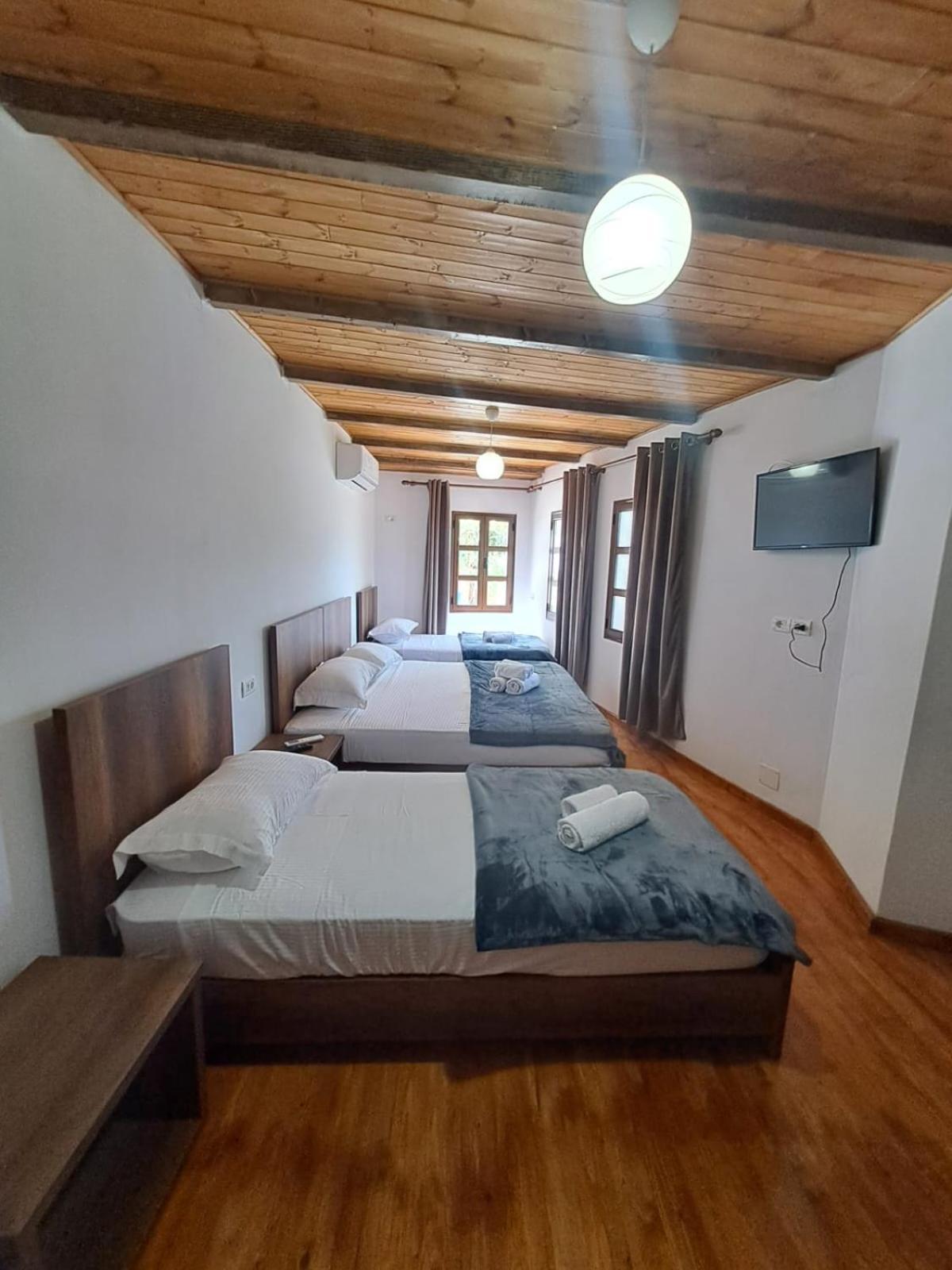 Hotel Demaj Berat Buitenkant foto